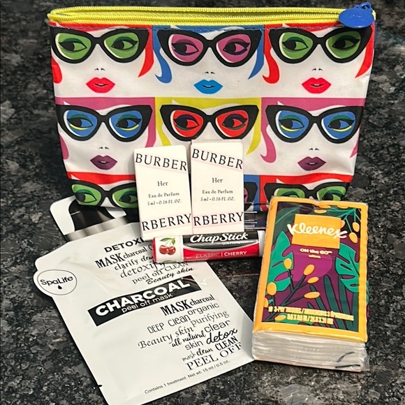 Burberry Her Beauty Bundle Burberry Her x2 5ml travel & Ipsy Bag & Charcoal Peel - Picture 1 of 12